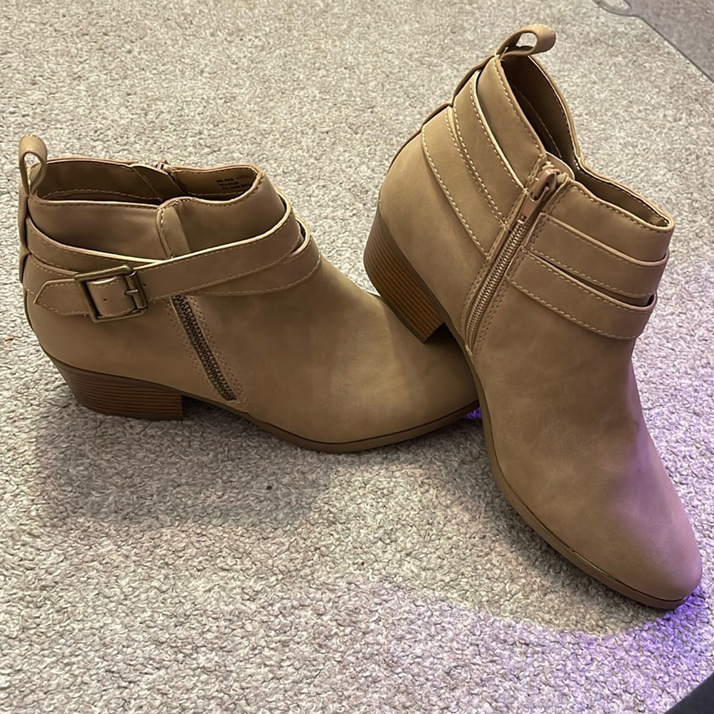 NEW a.n.a Womens Lotus Block Heel Booties - 9M